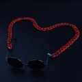 Dettaglio macro della catena per occhiali in acrilico maculato rosso e nero chic - Marmo Rosso e Nero (13 Nero Rosso)