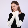 Detalle del tejido de ochos de los calentadores largos blancos sin dedos - Talla única / Blanco