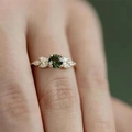 Anello in oro 14K con gemma verde rotonda e diamanti laterali a taglio marquise - US 7 / Verde