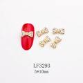 Dettaglio di ciondoli per unghie a fiocco dorati 5x10mm con strass su unghie rosse - Stile Strass AB Colorato Base Dorata (3293)