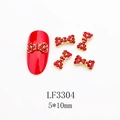 Dettaglio macro dei ciondoli per unghie a fiocco rosso 5x10mm con base in metallo dorato - Stile Rosso Altamente Brillante Base Dorata (3304)