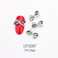 Dettaglio macro di gioielli per unghie a fiocco argento con cristalli e misura 7x13mm - Stile Strass AB Multicolore Base Argentata (3287)