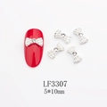 Vista macro di decorazioni per unghie a fiocco di perle 5x10mm con strass su smalto rosso - Stile Perla Bianca Strass Trasparente Base Argentata (3307)