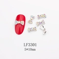 Dettaglio di charms per unghie a fiocco 5x10mm in lega con strass su unghie rosse - Stile Strass AB Pavé Base Argentata (3301)