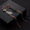 Pendientes de rombo geométricos en oro rosa con detalles negros y borlas largas - Borla de Cadena de Serpiente Rombo (8510)