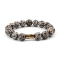 Dettaglio delle perle in diaspro dalmata e del tubo in rame dorato sul bracciale boho - Motivo in Diaspro Dalmata