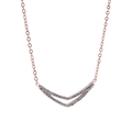 Elegante roségoldene mehrlagige V-Halskette mit funkelnden Kristallen auf weißem Hintergrund - Weißer Zirkonia-Stil (White Diamond Lips)