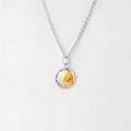 Primer plano del colgante circular con patrón de escamas naranjas en cadena de acero - Degradado Naranja Oro (4)
