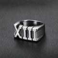 Anello minimalista in acciaio inossidabile argento con numeri romani XIII traforati - US 7 / Argento