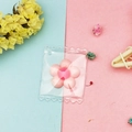Rosafarbene Blumen-Anhänger aus Harz für DIY-Ohrringe in Klarsichtverpackung auf Blumen - Rosa Blume