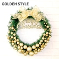 Ghirlanda natalizia dorata con aghi di pino, palline e scritta Merry Christmas su muro bianco - 40cm-Oro