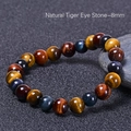 Vista macro de pulsera de ojo de tigre natural de 8mm con cuentas de seda brillantes - 8mm