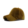 Detail der Textur einer senfgelben Kunstpelz-Basecap mit verstärkten Nähten am Schirm - Verstellbar / Goldbraun