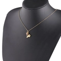 Collana zodiacale dorata con ciondolo pietra portafortuna rossa su busto nero - Capricorno