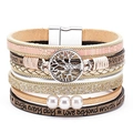 Détail d'un bracelet multicouche en cuir bohème avec arbre de vie et fermoir magnétique - Beige