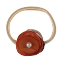 Detailaufnahme eines Baby-Stirnbandes mit orangefarbenen Stoffblumen und Perlenmitte - #3 Orange Grüne Perlenblume