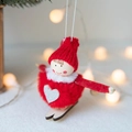 Weihnachtsengel-Anhänger aus Wollfilz mit roter Mütze und Holzskiern für den Christbaum - Nr. 2 (Roter Hut Roter Skifahrer)