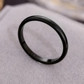 Anello sottile in acciaio inossidabile nero lucido in una scatola regalo in velluto - US 5 / Nero