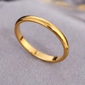 Anello minimalista in acciaio inossidabile dorato con finitura a specchio e fascia curva - US 8 / Oro