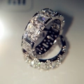 Anillo de eternidad en plata brillante con cristales cuadrados y redondos alternados - US 6 / Plata (KYRA0883)