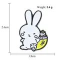 Broche mignonne en émail lapin blanc en alliage de zinc avec détails d'huile rose - Lapin