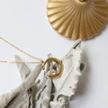 18K goud vergulde halsketting met halve maan hanger en kristal aan een kruisketting - Grote Maan