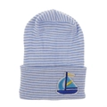 Dettaglio del cappello in maglia neonato a righe blu con ricamo a forma di barca - Righe Blu e Bianche Con Barca a Vela