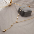 Collana a Y dorata in titanio con cinque perle d'acqua dolce e ciondolo barocco - Stile Lungo (46-60 cm)