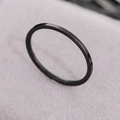Anillo fino minimalista de acero inoxidable negro con un acabado liso y diseño moderno - US 3 / Negro