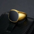 Anillo de sello clásico para hombre en acero inoxidable dorado con esmalte negro rectangular - Talla 7 / Dorado Medio (04307)