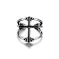 Primer plano de un anillo cruzado punk plateado vintage con acabado oxidado y relieve - Cruz A