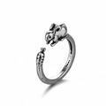 Detalle del anillo abierto ajustable de plata vintage con conejo y zanahoria sello S925 - Conejo