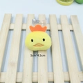 Vue détaillée d'une broche poussin en peluche jaune avec dimensions de 5 cm - Poussin jaune / Accessoire Seul (Sans Épingle)