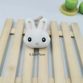 Détail d'une broche lapin en peluche 5,5x5cm avec broderie carotte rose sur oreilles - Lapin Carotte / Accessoire Seul (Sans Épingle)