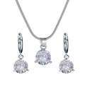 Detalle de conjunto de joyas de plata y circonitas con collar de colgante redondo y pendientes - Blanco