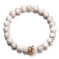 Pulsera de cuentas de turquesa blanca natural con corona dorada sobre fondo blanco - Textura de Turquesa Blanca Corona Dorada / Blanco