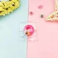 Detailansicht eines rosa Harz-Donut-Anhängers im Beutel für DIY-Ohrringe-Zubehör - Rosa Donut