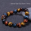 Detalle macro de la pulsera de cuentas de 10mm de piedra de ojo de tigre natural - 10mm