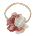 Detailansicht eines Baby-Stirnbands mit rosa-weißer Stoffblume auf hautfarbenem Elastikband - #2 Reisrosa Schneeblume