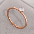 Elegante anello in acciaio inossidabile oro rosa con incastonatura a sei griffe e zircone - US 4 / Stile Solitario in Zirconia a Sei Griffe / Oro rosa