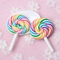 Charm's sucette spirale arc-en-ciel pour coques de téléphone et décorations DIY - Fines Rayures Éblouissantes