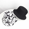 Détail d'un chapeau bob réversible panda montrant le motif cartoon blanc et le coton noir - M (56-58cm) / Noir & Blanc