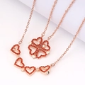 Collana a quadrifoglio pieghevole in oro rosa con pietre rosse e quattro cuori - Oro Rosa + Rosso