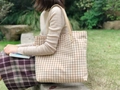 Détail du grand sac cabas à carreaux avec poignées en cuir marron et rivets dorés - Kaki