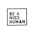 Vierkante emaille speld met witte basis en zwarte BE A NICE HUMAN tekst - Wit Vierkant-BE A NICE HUMAN