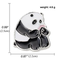 Spilla panda in smalto bianco e nero, dimensioni 2,5cm per 2,2cm e peso di 4,6g - A00499/Panda che mangia bambù