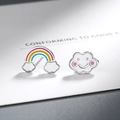 Orecchini a perno asimmetrici con arcobaleno e nuvola in argento e smalto colorato - Rame placcato oro bianco