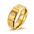 8mm Goldener Titanstahlring mit matt gebürstetem Finish und drei eingesetzten Zirkonia - Größe 7 / Gold
