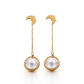 Elegantes pendientes de luna dorados con colgante de perla blanca y cadena fina - Dorado