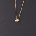 Collana con ciondolo a nuvola dorata in acciaio inossidabile lucido su fondo scuro - Oro rosa